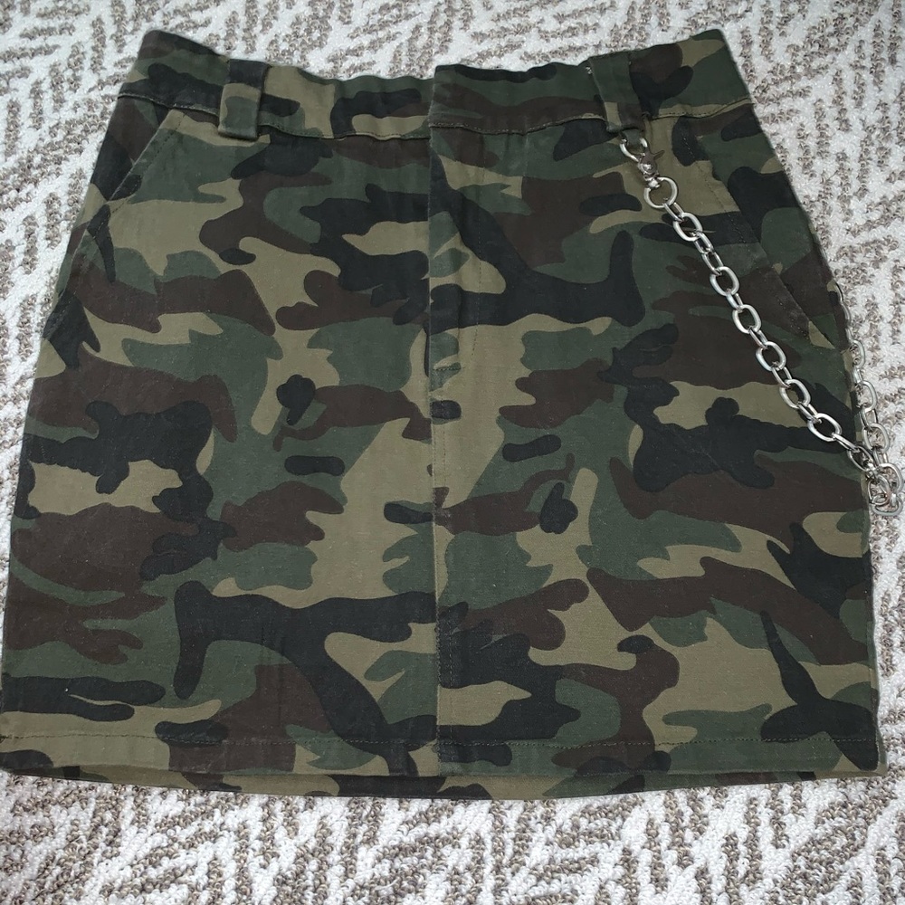 Camo chain skirt ( NEVER WORN)